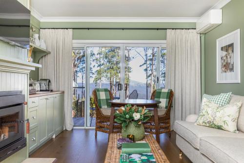 uma sala de estar com um sofá e uma mesa em Verandah House Country Estate em Mount Tamborine