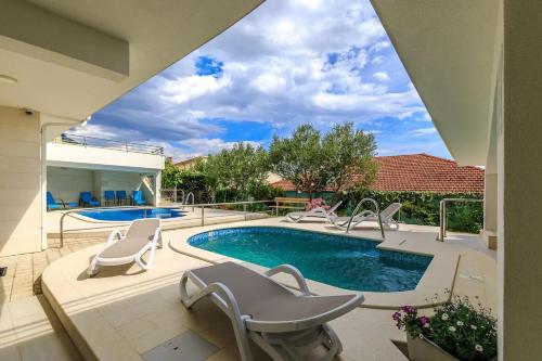 Bazén v ubytování Family-friendly apartments with swimming pool Brela, Makarska - 19998 nebo v jeho okolí