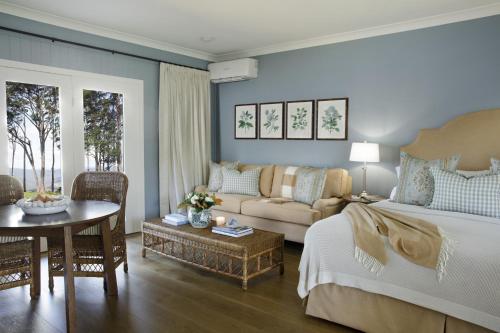 1 dormitorio con 1 cama y sala de estar en Verandah House Country Estate en Mount Tamborine
