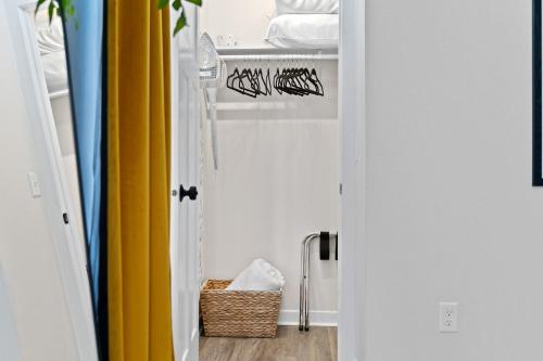 Ванная комната в The Bentley Condotel, Heart of Walkers Point with Garage, Yard
