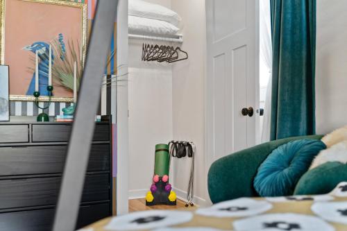 Кровать или кровати в номере The Bentley Condotel, Heart of Walkers Point with Garage, Yard