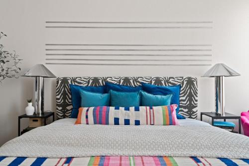 Кровать или кровати в номере The Bentley Condotel, Heart of Walkers Point with Garage, Yard