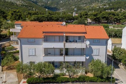 Apartments with parking space Bol, Brac - 20004