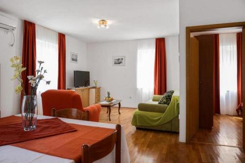 Apartments with parking space Bol, Brac - 20004