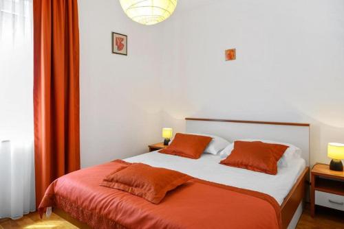 Apartments with parking space Bol, Brac - 20004