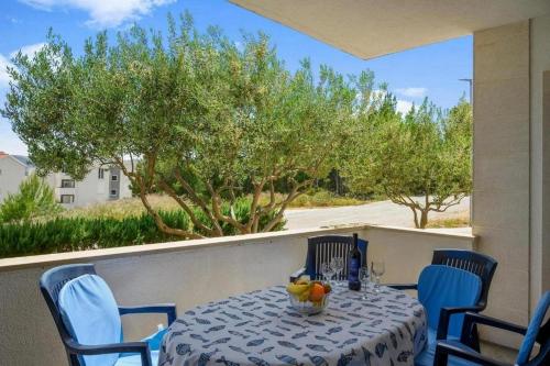 Apartments with parking space Bol, Brac - 20004