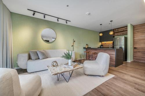 - un salon avec un canapé et une table dans l'établissement Olive Living Suites by HOUSY HOST, à Envigado