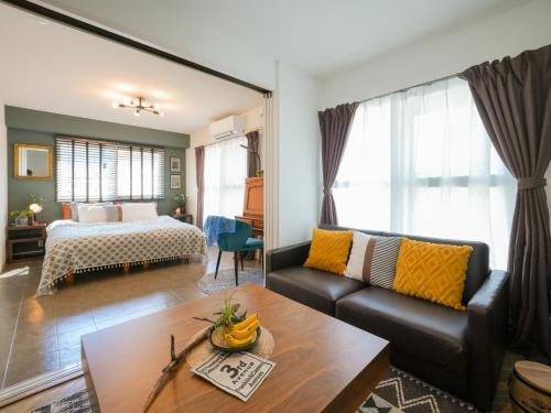 札幌的住宿－Hotel Flourish 67，客厅配有床、沙发和桌子