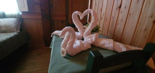 um grande animal de peluche rosa sentado numa mesa em Casarão Biazolli em Farroupilha