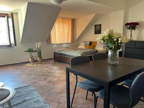 een woonkamer met een bed en een tafel bij Old Town Square Apartments in Praag