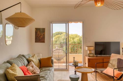 un salon avec un canapé et une télévision dans l'établissement Very Nice 60m With Balcony Near The Beaches!, à Six-Fours-les-Plages