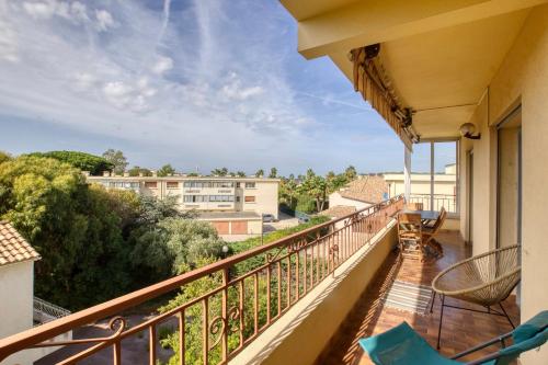 d'un balcon avec des chaises et une vue sur la ville. dans l'établissement Very Nice 60m With Balcony Near The Beaches!, à Six-Fours-les-Plages