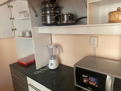 a kitchen with a blender on top of a counter at La Negrita Host in Sucre