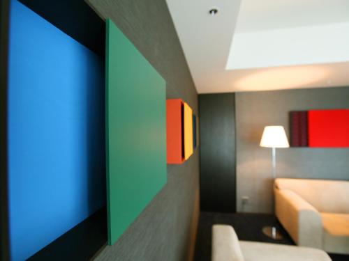 a hotel room with a green and orange wall at The Gate Hotel Kaminarimon by Hulic in Tokyo
