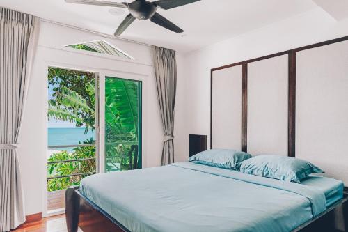 a bedroom with a bed with a view of the ocean at Samui Art Villa in Bophut