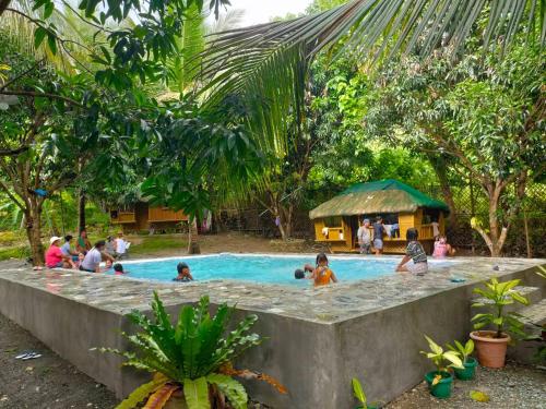 un grupo de personas jugando en una piscina en Rea's Bamboo Resort, 