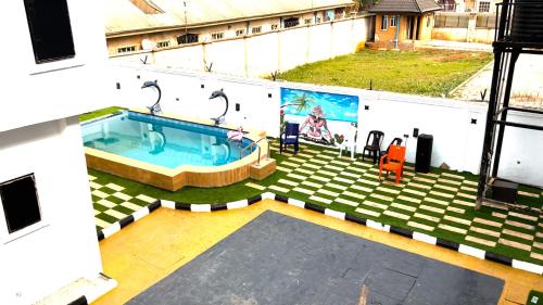 - une vue sur la piscine située dans un bâtiment dans l'établissement Gillant Luxury Homes, à Benin City