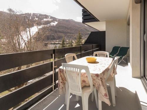 Appartement Saint-Chaffrey , 4 pièces, 7 personnes - FR-1-330E-23にあるバルコニーまたはテラス