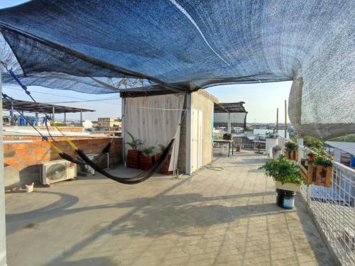 vista dal tetto di una casa con una rete blu di Hostal Venecia -Tu casa en Manta. a Manta