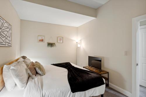 Postel nebo postele na pokoji v ubytování Sleeps 4! 2BR, Gym, Free Parking, Close to Major Attractions