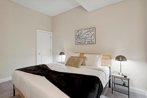 Postel nebo postele na pokoji v ubytování Sleeps 4! 2BR, Gym, Free Parking, Close to Major Attractions