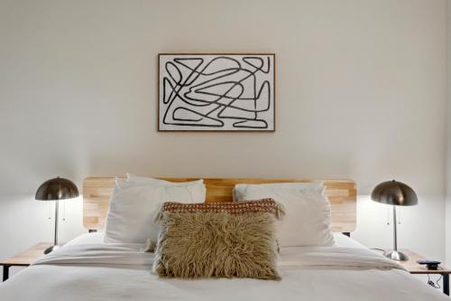 Postel nebo postele na pokoji v ubytování Sleeps 4! 2BR, Gym, Free Parking, Close to Major Attractions