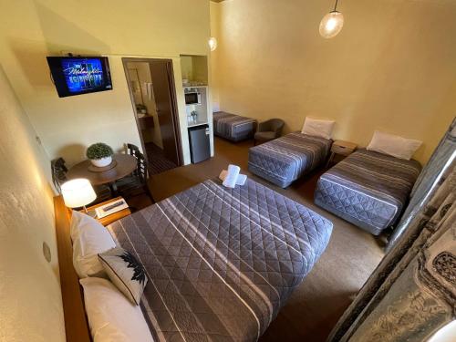 Μια τηλεόραση ή/και κέντρο ψυχαγωγίας στο Mountain Creek Motel Bar & Restaurant