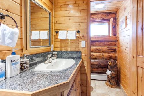 uma casa de banho com um lavatório num chalé de madeira em Indian AK 25 min to Anchorage & 25 min to Girdwood em Anchorage