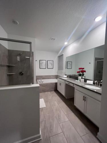 Et badeværelse på Marvel Luxury Villa, 6bed 5bath with private pool