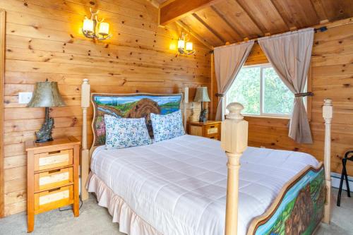 a bedroom with a bed in a log cabin at Indian AK 25 min to Anchorage & 25 min to Girdwood in Anchorage