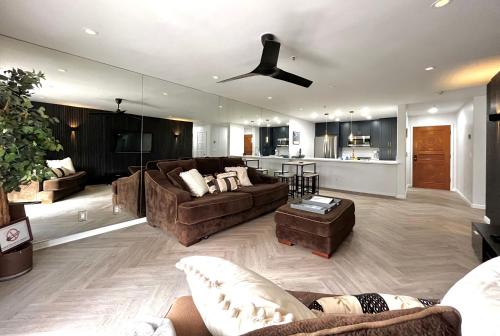 ein großes Wohnzimmer mit Sofas und einer Küche in der Unterkunft Modern Hamilton Cove Villa w/golf cart in Avalon