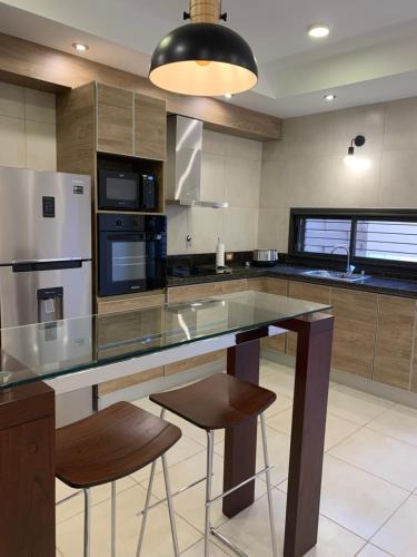 Kitchen o kitchenette sa Duplex Boulevard V