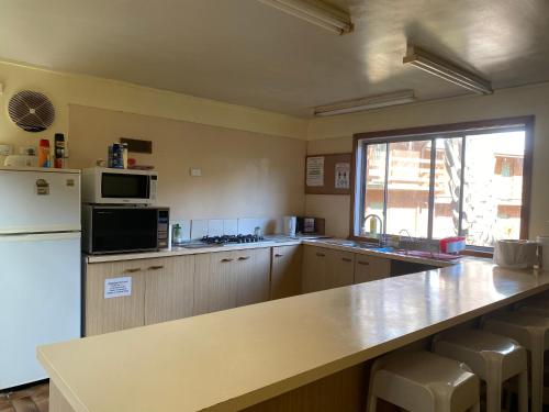Η κουζίνα ή μικρή κουζίνα στο Mountain Creek Motel Bar & Restaurant