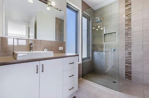 ein Bad mit einem Waschbecken und einer Dusche in der Unterkunft 103 Beach Street in Port Fairy