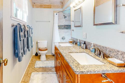 a bathroom with two sinks and a shower at Aunt Ginny's River View in Monte Rio