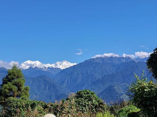 a view of a mountain range with snow capped mountains at Mochilero Ostello in Pelling