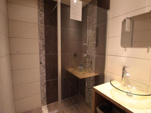uma casa de banho com um chuveiro e um lavatório. em Appartement Les Carroz d'Arâches, 2 pièces, 4 personnes - FR-1-572-259 em Arâches-la-Frasse