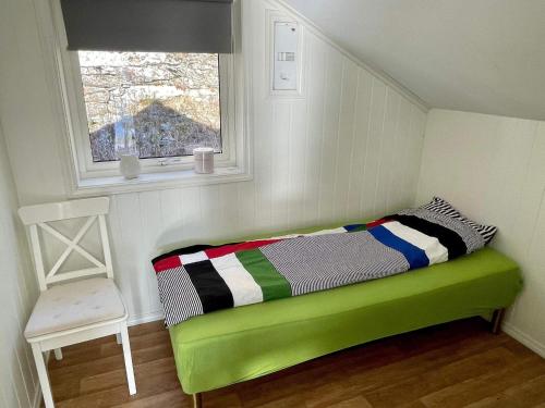 una panchina verde in una stanza con finestra di 6 person holiday home in ETNE a Etnesjøen