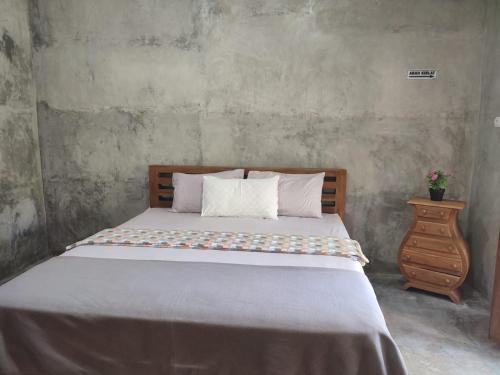 Postel nebo postele na pokoji v ubytování Watukarung Ristu Homestay