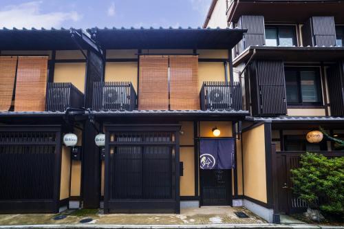 a building with a black gate and fence at Rinn Kiyomizu Gojo Machiya in Kyoto