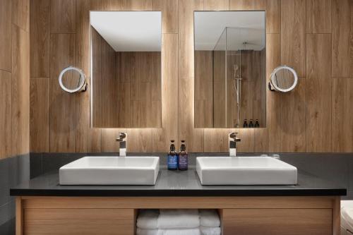 een badkamer met 2 wastafels en een spiegel bij Setsu Niseko in Niseko