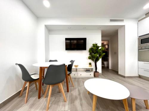 a kitchen and dining room with a table and chairs at Maximilian dreams 2 in Madrid