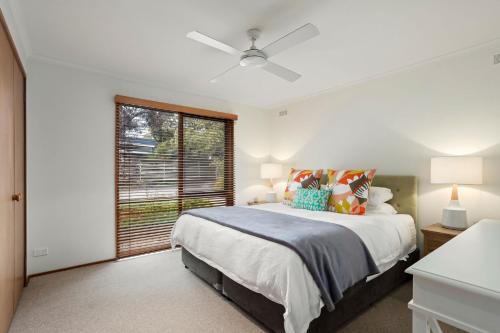 Un dormitorio con una cama grande y una ventana en Lonnie Pad, en Point Lonsdale