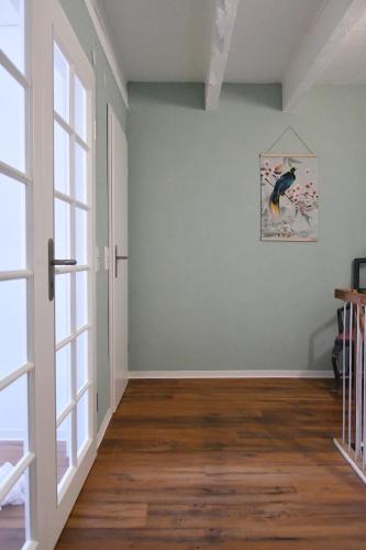 an empty room with a bird on the wall at Charmantes Stadthaus in Waldshut-Tiengen