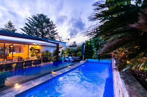 einen Pool im Hinterhof eines Hauses in der Unterkunft Spectacular Bilgola Beachhouse in Avalon