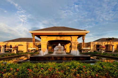三亞的住宿－三亚海棠湾万达瑞华度假酒店，一座建筑物前的喷泉