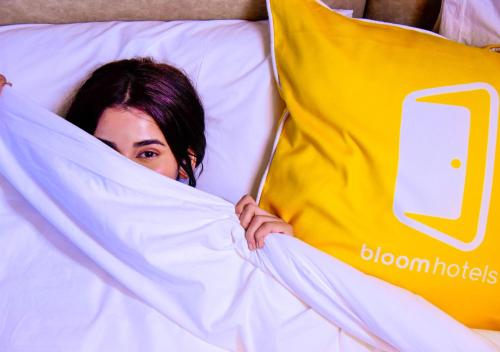 Postel nebo postele na pokoji v ubytování Bloom Hotel - Gachibowli
