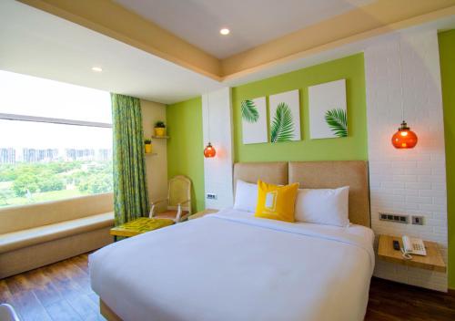 Un dormitorio con una cama grande y una ventana en Bloom Hotel - Gachibowli en Hyderabad