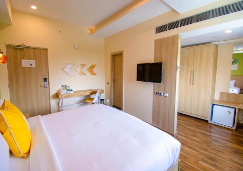 TV a/nebo společenská místnost v ubytování Bloom Hotel - Gachibowli