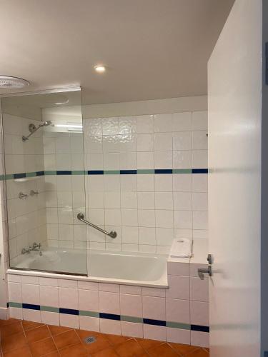 Un baño de Darwin Esplanade Central Official